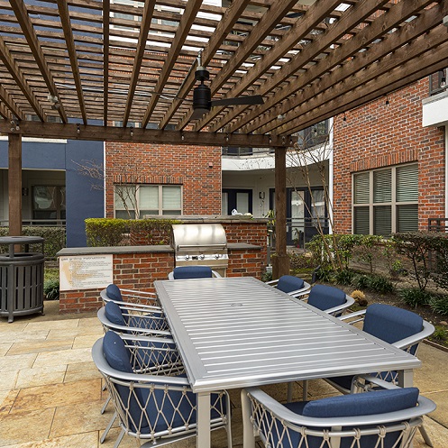 outside-courtyard-table-seating